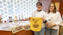 Jennifer Riveira (en la foto, a la izquierda, sujetando una bolsa) y Tosa Tu�as celebran la buena acogida que tuvieron entre el p�blico de la Festa da Filloa da Pedra de A Ba�a los productos hechos por los usuarios de la Fundaci�n para a Protecci�n dos Discapacitados Ps�quicos da Comarca da Barcala, como parte de una nueva iniciativa de inclusi�n y econom�a social.