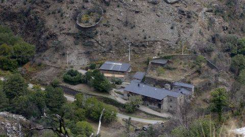 La casa de turismo rural de Rugando conserva su clientela, a pesar de que est� rodeada de monte quemado