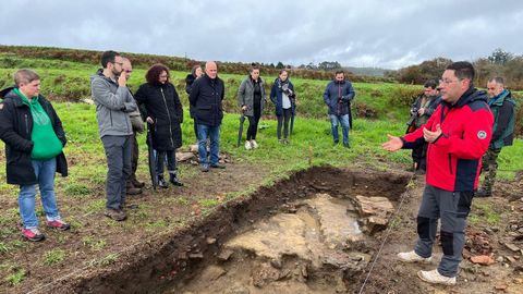 Imagen de una visita guiada al yacimiento romano de Brandomil, Zas
