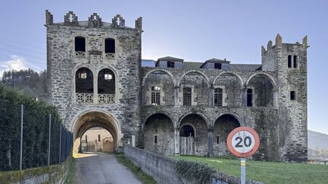 El castillo de Arnado, en el pueblo del mismo nombre en Vilamartn de Valdeorras.