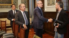 Jos� Llorca, presidente de Puertos, saludando a Xulio Ferreiro al inicio de la reuni�n 