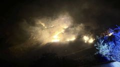 Los bomberos trabajan en la extinci�n de un incendio en el paraje natural de Cabo Ti�oso, en la costa de Cartagena 