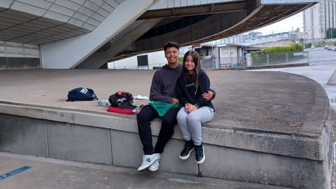 Nicol�s y F�tima, a las puertas del Coliseum para ver a Morat