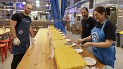 La tortilla de 4 metros de largo en La Conservera, en Celeiro-Viveiro