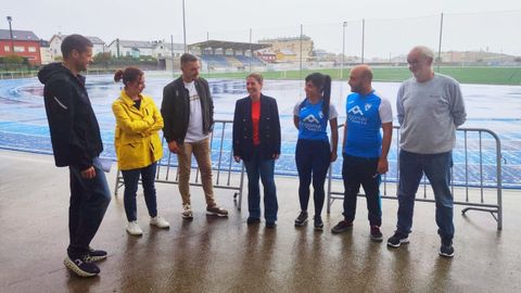 Directivos del CD San Ciprián y el Maderas Barcia Lourenzá Cervo se reunieron en A Veiga con la alcaldesa, Dolores García Caramés, y el edil David Rodríguez.