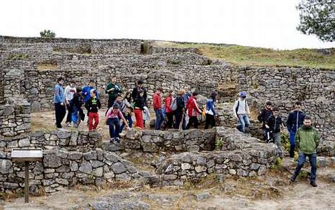 Alumnos del colegio de Mende de visita en el parque arqueol�xico de San Cibrao de L�s. 