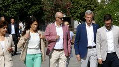 La conselleira de Vivenda, el alcalde de Bueu y el presidente de la Xunta, este mi�rcoles, en la localidad de O Morrazo