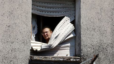 Dosinda en la ventana de su dormitorio en A Caridade.
