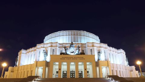 El teatro de la pera y del Ballet Bolshoi, en Minsk, antes del apagado de luces