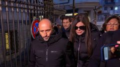 Jacques Moretti y su esposa de camino a la audiencia donde se orden� el arresto del hombre.