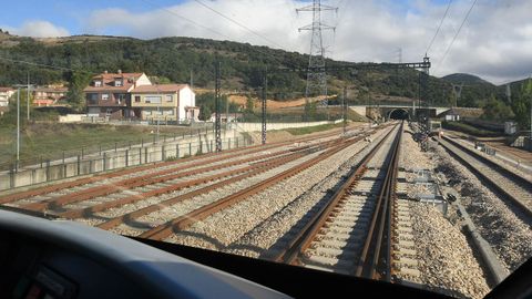 Vista general de la entrada al tnel por el que el primer tren en pruebas ha completado el recorrido de la variante ferroviaria de Pajares