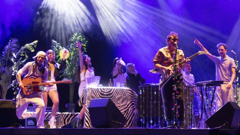 Ortiga (a la derecha, con guitarra) en un concierto en las fiestas de Carballo de hace a�os