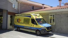 Centro de salud de Baltar, Portonovo, con una ambulancia del 061 delante, en una foto de archivo