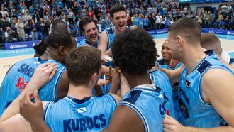 La plantilla breoganista, haciendo pi&ntilde;a despu&eacute;s de ganar al Bilbao en el Pazo.