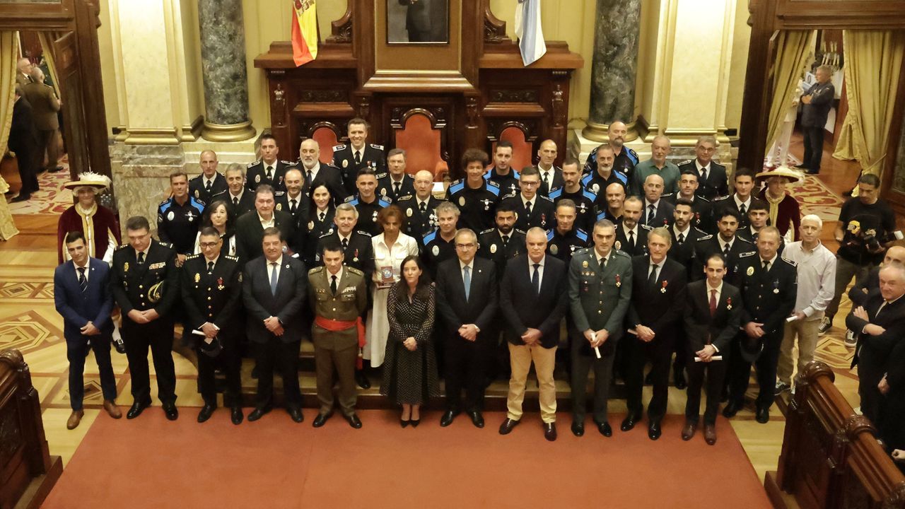 A Coruña condecoró a 50 agentes y autoridades civiles en el Día de la Policía Local