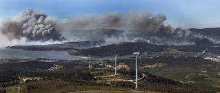 Vista desde el monte Xiabre, en Arousa, del incendio de 850 hect�reas de monte en Rianxo