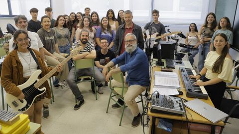 pau.�nico en la ciudad. El IES Salvador de Madariaga es el �nico centro p�blico de A Coru�a con el bachillerato de artes esc�nicas. El cien por cien de los 40 alumnos que enviaron a la PAU aprobaron. Uno de ellos empat� con otras dos alumnas con la mejor nota de Galicia en la parte com�n