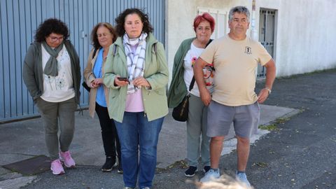 Mar Vila, responsable del área de Mar de la CIG en Arousa, junto a tres fijas-discontinuas y un extrabajador de Coinba desvelando el cierre de la centenaria compañía.