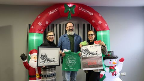 La pintora Paola Garc�a, el presidente de la ABE, Daniel Garc�a, y la concejala de Cultua, Mar�a Outeiral, en la presentaci�n de la programaci�n navide�a de Boiro