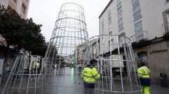 Instalaci�n del montaje luminoso de 17 metros de altura que lucir� en la calle Cardenal