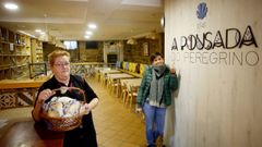 Isabel Neira y su hija, Ana Bel�n Prado, en el mes�n que ya estuvo operativo en el siglo XVIII y que ellas reabrieron en el a�o 2012