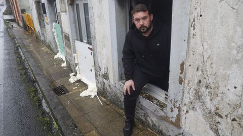 Un vecino de Neda us� la ventana para entrar y salir de casa, despu�s de proteger las puertas para evitar la entrada de agua