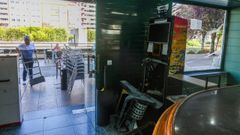 Interior del bar Caribe esta ma&ntilde;ana, tras sufrir el robo expr&eacute;s