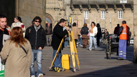 Imagen de archivo de un top�grafo midiendo el entorno de la Catedral de Santiago.