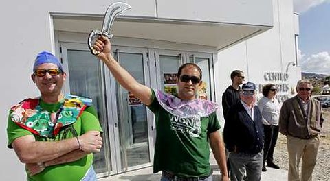 Vecinos de Chapela se burlan del desembarco pirata en la parroquia tras el retraso en inaugurar la piscina climatizada.