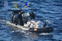 Parte de los 1.800 kilos de coca�na rescatados a bordo del Nehir, que sus tripulantes intentaron hundir a 90 millas n�uticas de las costas de Lugo.