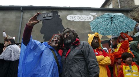 El antrop�logo Rafa Quint�a, pregonero de esta edici�n de la fiesta, se hace un selfi con la cara tiznada por el Oso