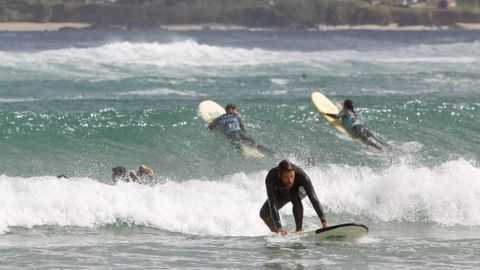 Alumnos de escuelas de surf en la playa de San Xurxo