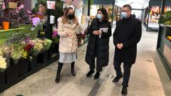 La subdelegada del Gobierno en A Coru�a, flanqueada por los concejales Jos� Simoes y �ngela Pi�eiro, ayer en el mercado municipal eum�s