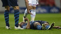 Danilo, lateral brasile�o del Oporto, protagoniz� el gran susto de la jornada en la Champions League al tener que ser evacuado en ambulancia del Estadio do Drag�o.