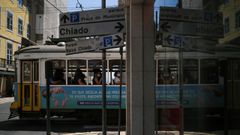 Uno de los ic�nicos tranv�as de Lisboa, que est� entre las zonas m�s afectadas de Portugal