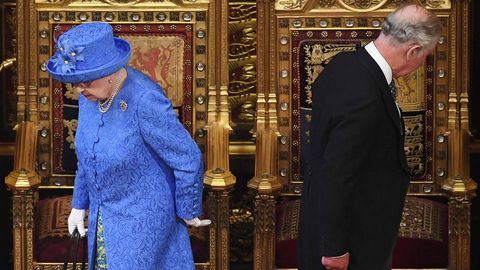 La reina de Inglaterra y el pr�ncipe de Gales, se disponen a tomar asiento durante la ceremonia de apertura del Parlamento brit�nico
