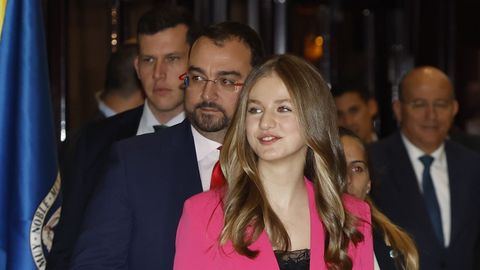  La princesa Leonor  y el presidente del Principado, Adrin Barbn , a su llegada a Oviedo para presidir el tradicional concierto de los Premios Princesa de Asturias