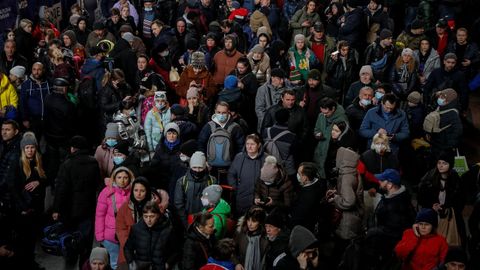 En Kiev muchos esperan coger un tren para huir a Lviv 