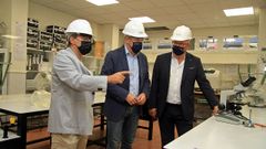 El conselleiro de Educaci�n, Rom�n Rodr�guez, durante la visita a un instituto de Noia