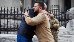 Charles Michel y Volol�mir Zelenski se abrazan en Kiev