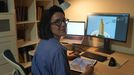 La artista Mar�a Novoa posa junto a un detalle de su mapa ilustrado de A Coru�a