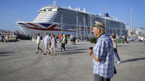 Cruceristas caminan por O Parrote en presencia de un trasatl�ntico