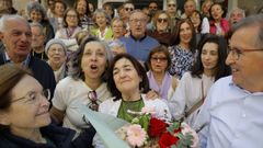 Rosa Rodríguez, con un ramo de flores, en el homenaje de sus pacientes