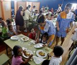 <span lang= es-es >�ltimo curso comiendo en el sal�n de actos</span>. El colegio Altamar no tiene un comedor propiamente dicho, por lo que utilizan el sal�n de actos. Ser� el �ltimo a�o en esta situaci�n ya que la Xunta ampliar� sus instalaciones durante el pr�ximo verano para tranquilidad de la comunidad escolar.