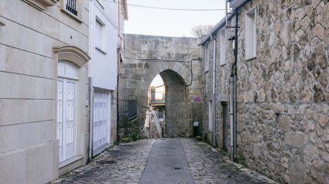 La Porta da Vila es uno de los vestigios de la muralla medieval de Manzaneda.