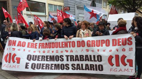 Trabajadores de textil Deus de Ordes que participaron en la marcha de la CIG en A Coruña. La manifestación principal de este sindicato nacionalista estaba convocada en Vigo.