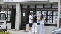 Imagen de archivo de estudiantes buscando piso para alquilar en Santiago.