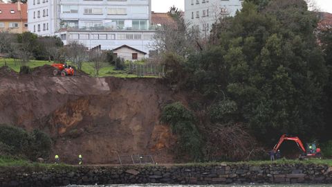 Los operarios trabajaban ayer ante el talud que sufri� un desprendimiento el pasado 3 de febrero en el paseo de Bouzas. En el incidente, una mujer y su mascota resultaron heridos.