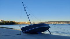Velero varado en la playa de Aguete, en Mar�n