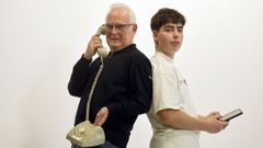 Manolo, de 72 a�os, y Leo, de 14, posan para La Voz con los tel�fonos de su generaci�n